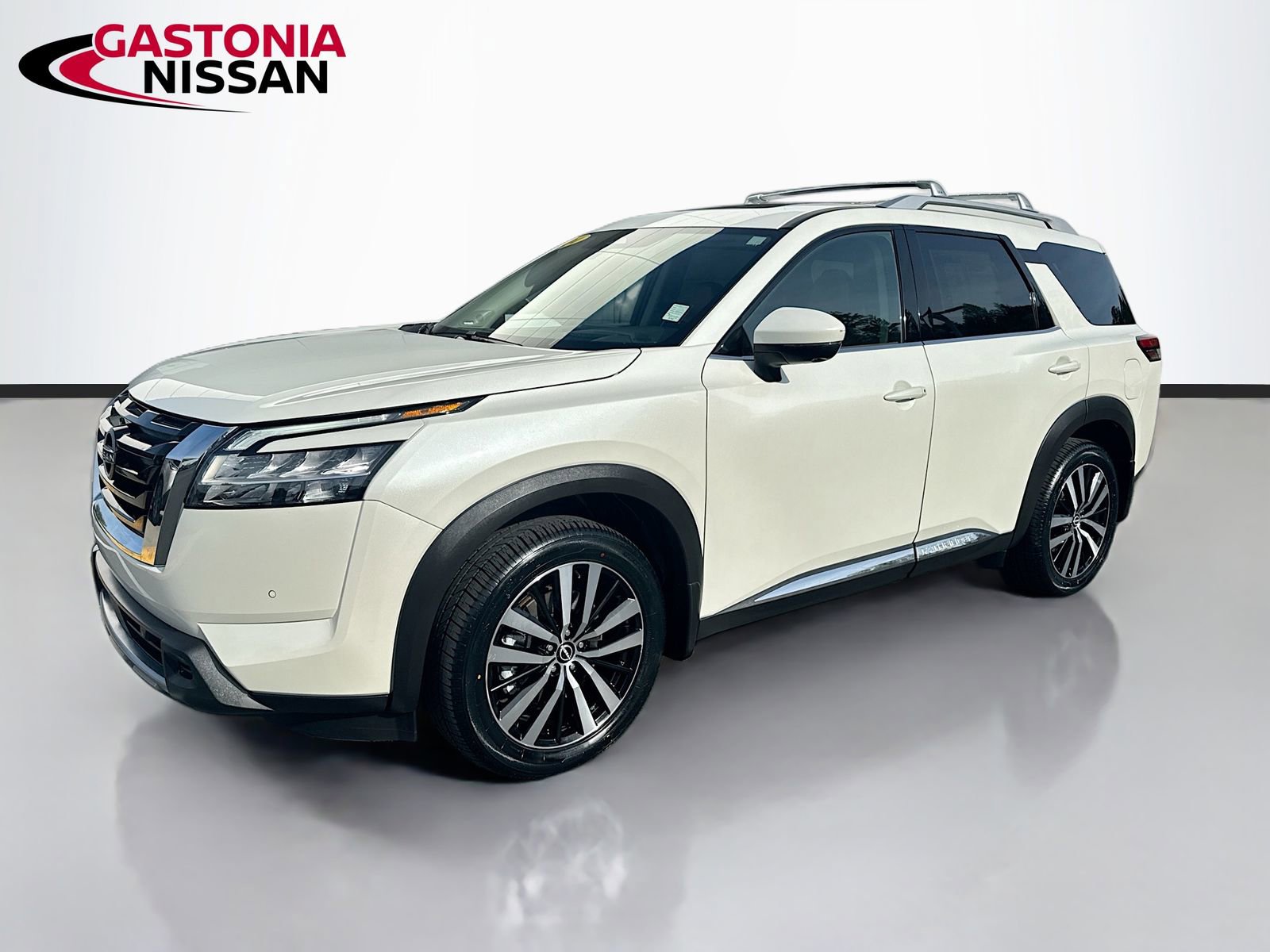 Used 2024 Nissan Pathfinder Platinum image 3