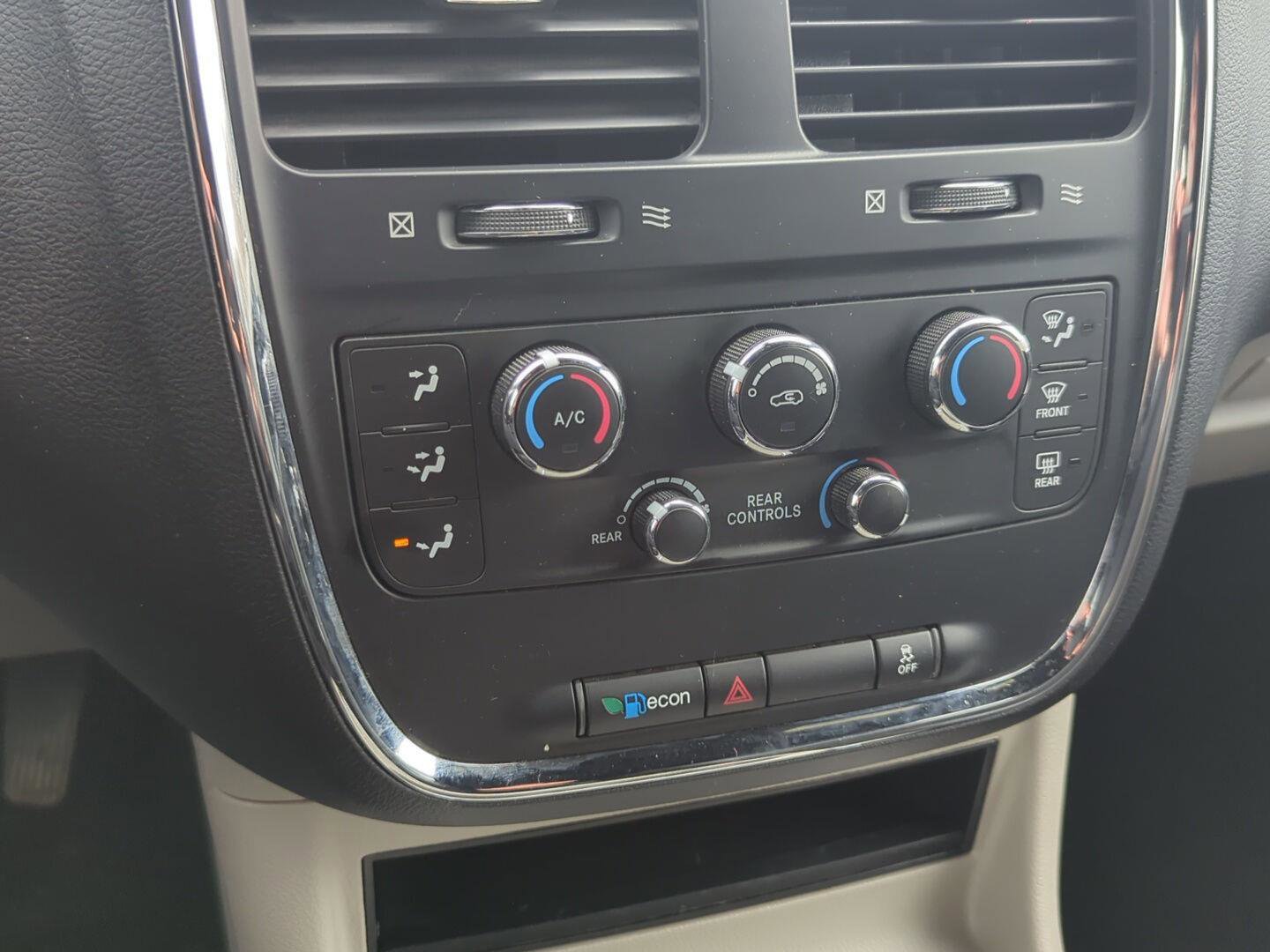 Used 2019 Dodge Grand Caravan SXT image 18