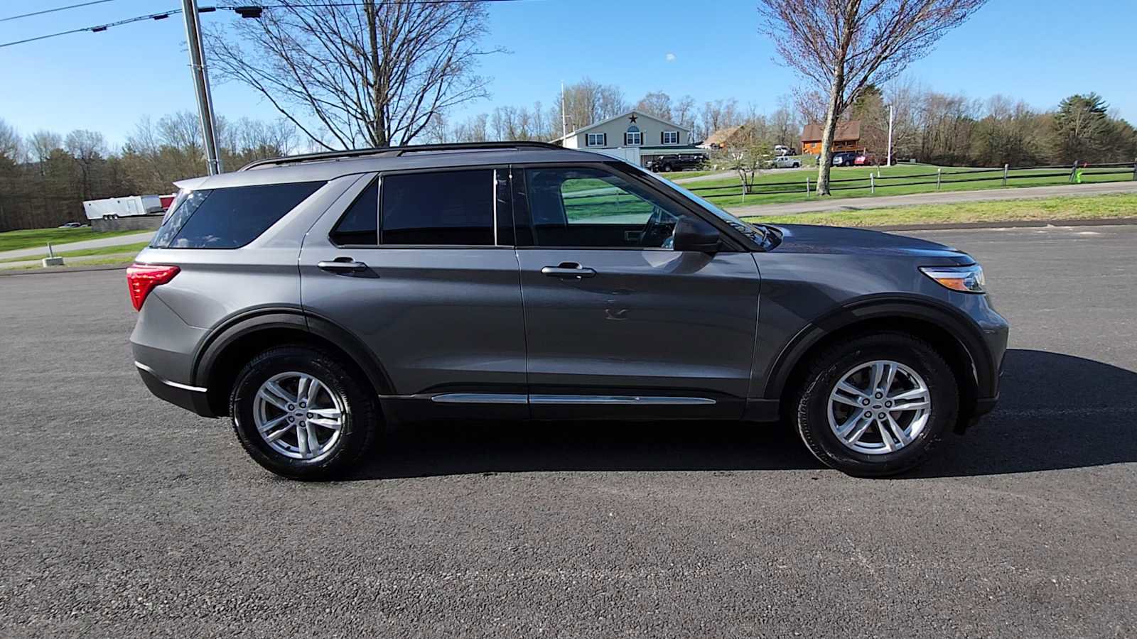 Used 2023 Ford Explorer XLT AWD/4WD image 9