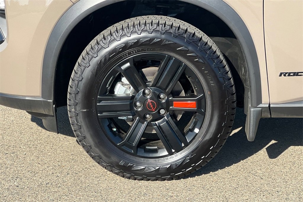 Used 2025 Nissan Rogue SV image 27