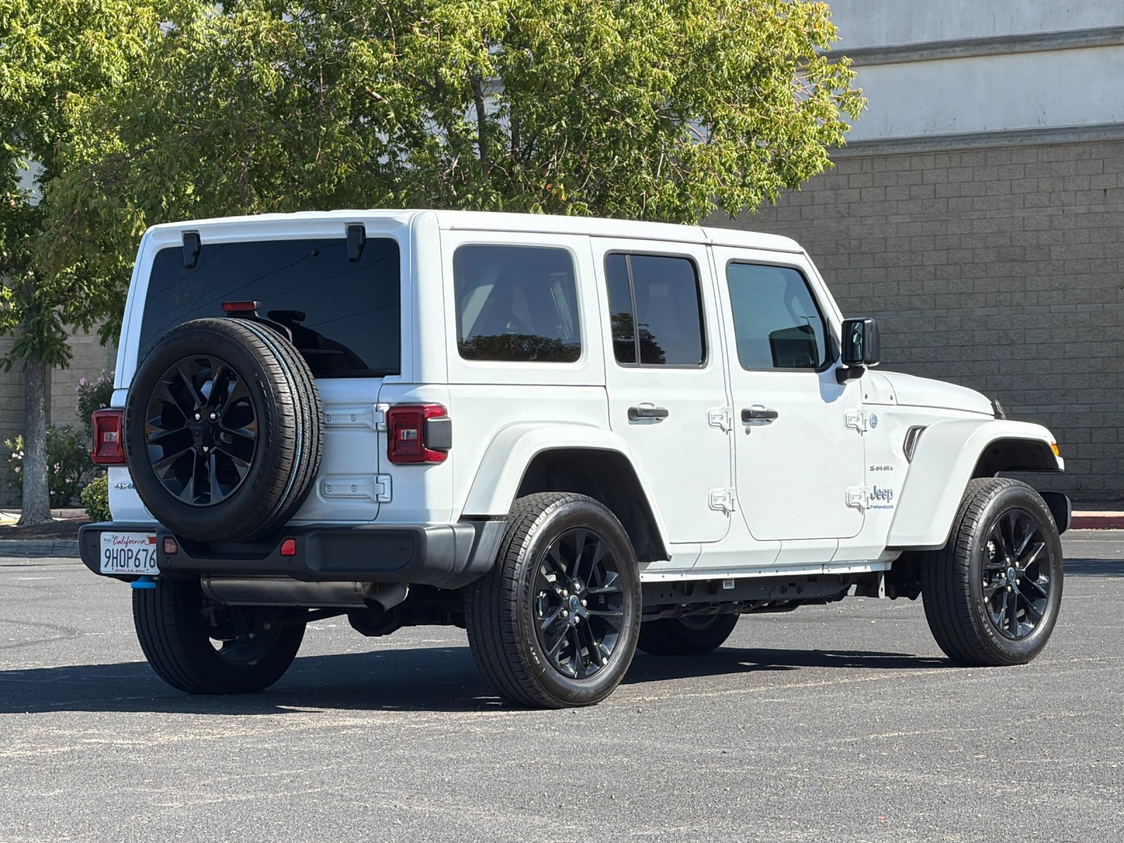 Used 2024 Jeep Wrangler Unlimited Sahara w/ Technology Group AWD/4WD image 4