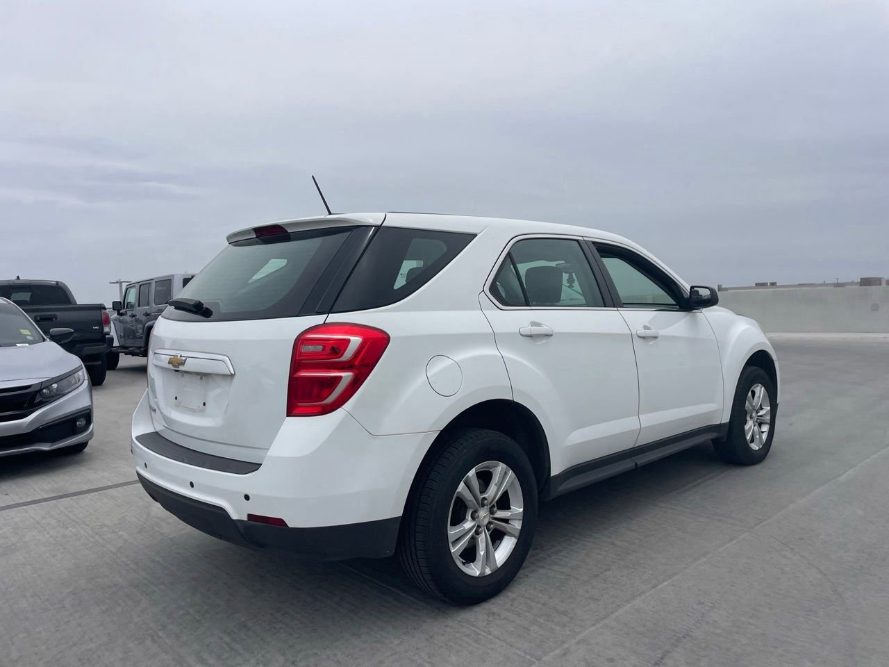 Used 2017 Chevrolet Equinox LS FWD image 2