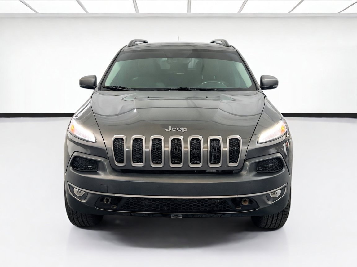Used 2018 Jeep Cherokee Trailhawk AWD/4WD image 2