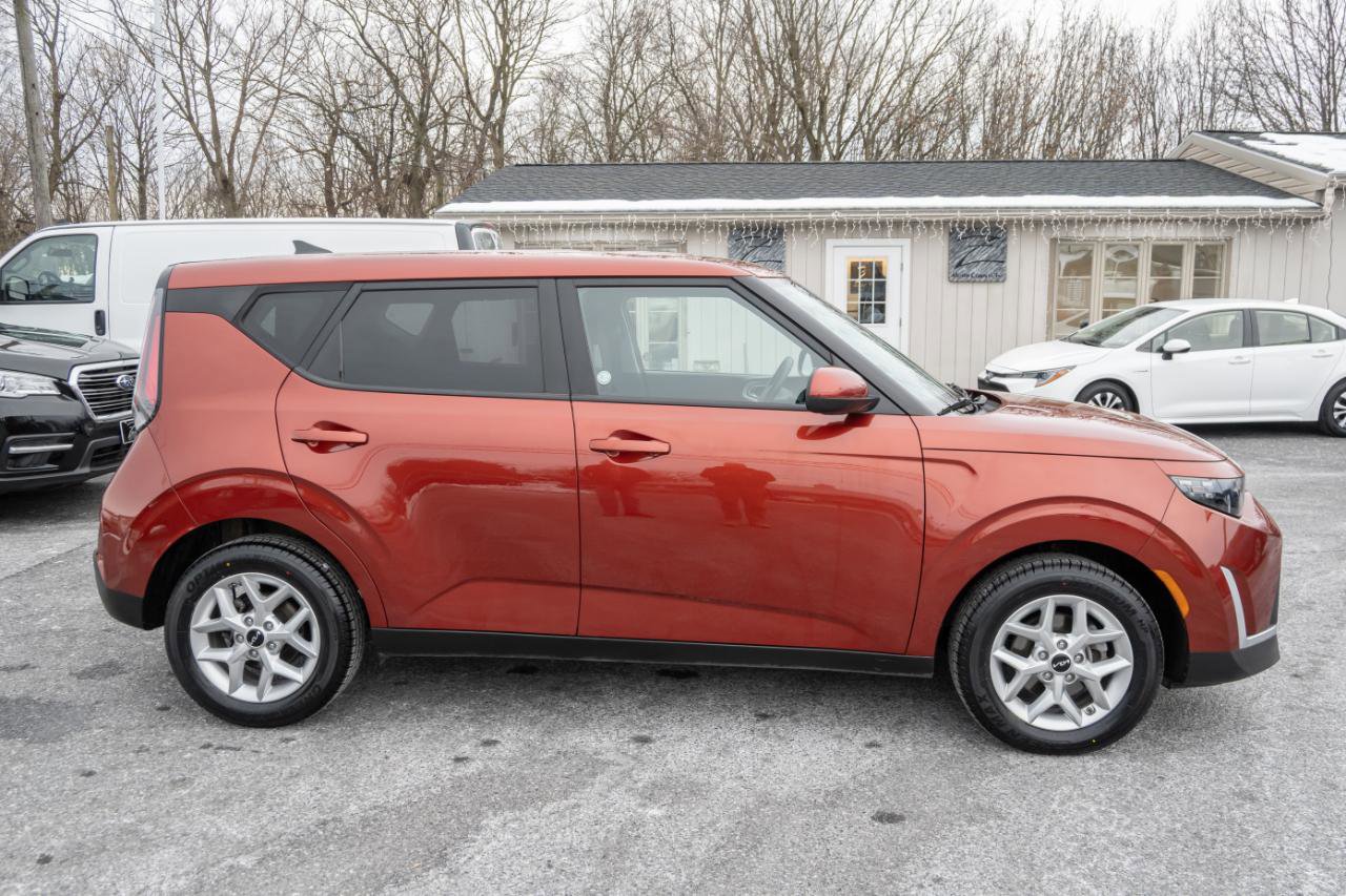 Used 2024 Kia Soul LX w/ Option Group 015 FWD image 12