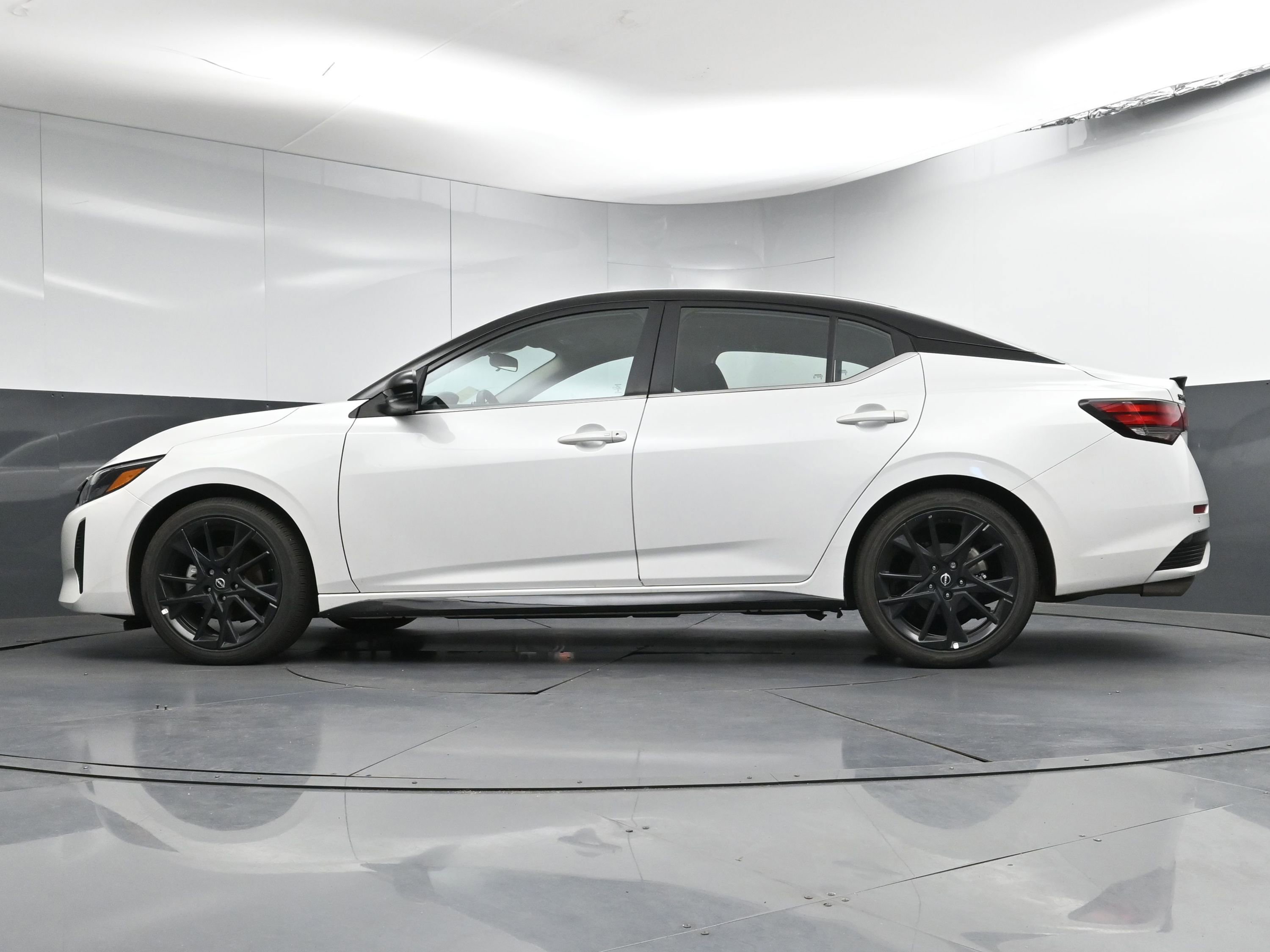 Certified 2025 Nissan Sentra SR w/ Midnight Edition image 28