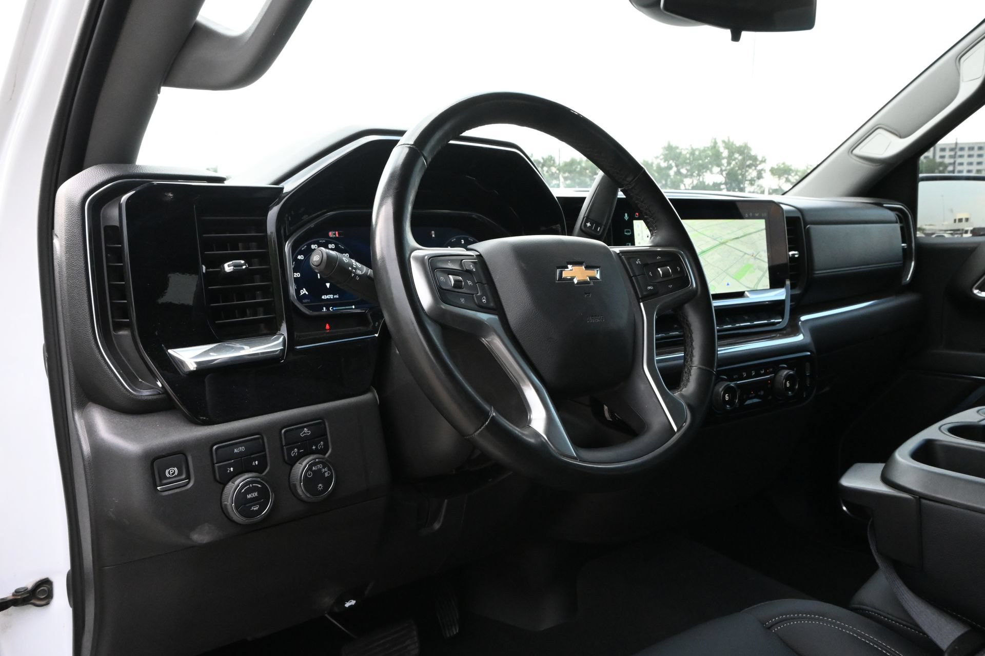 Used 2025 Chevrolet Silverado 1500 LT AWD/4WD image 18