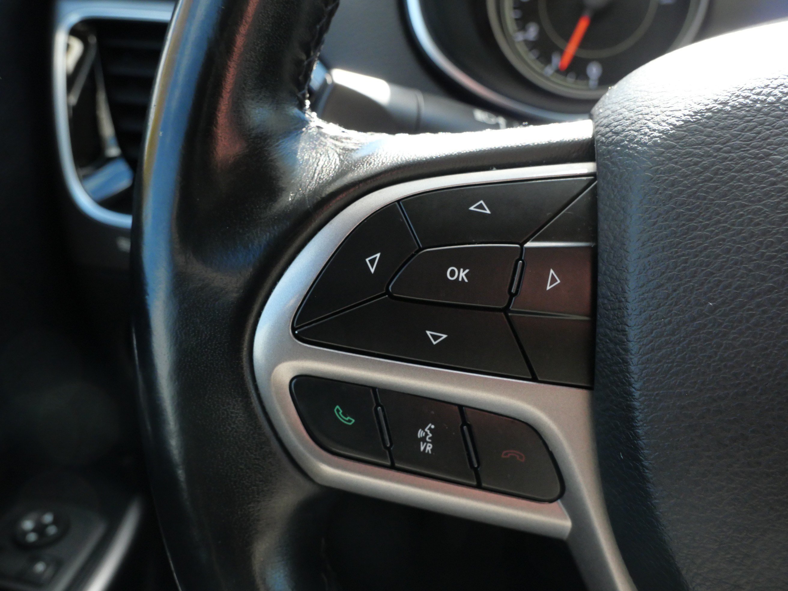 Used 2019 Jeep Cherokee Limited w/ Luxury Group AWD/4WD image 26