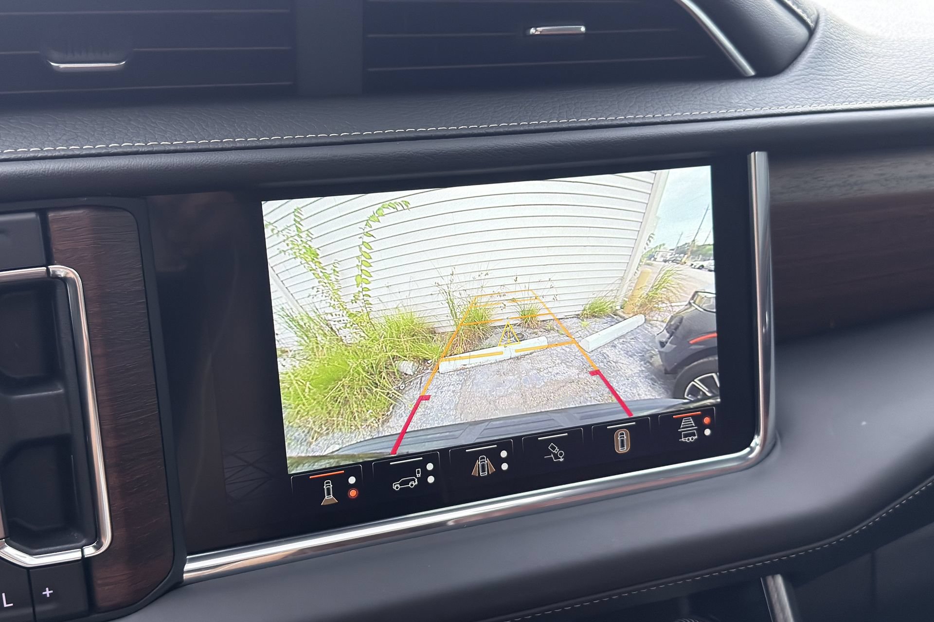 Used 2023 GMC Yukon Denali Ultimate AWD/4WD image 9