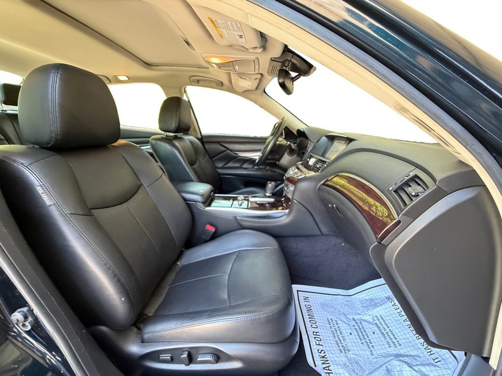 Used 2017 INFINITI Q70 3.7 RWD image 11