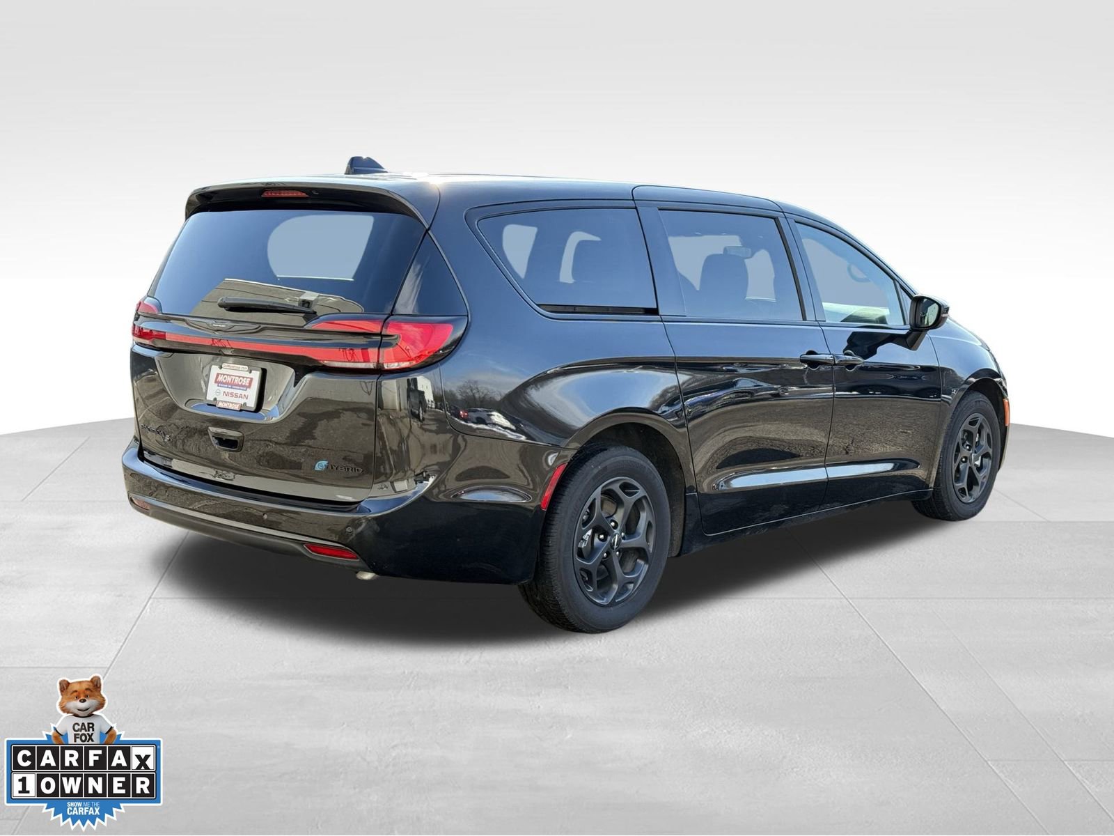 Used 2023 Chrysler Pacifica Touring-L w/ Uconnect Theater Family Group image 5