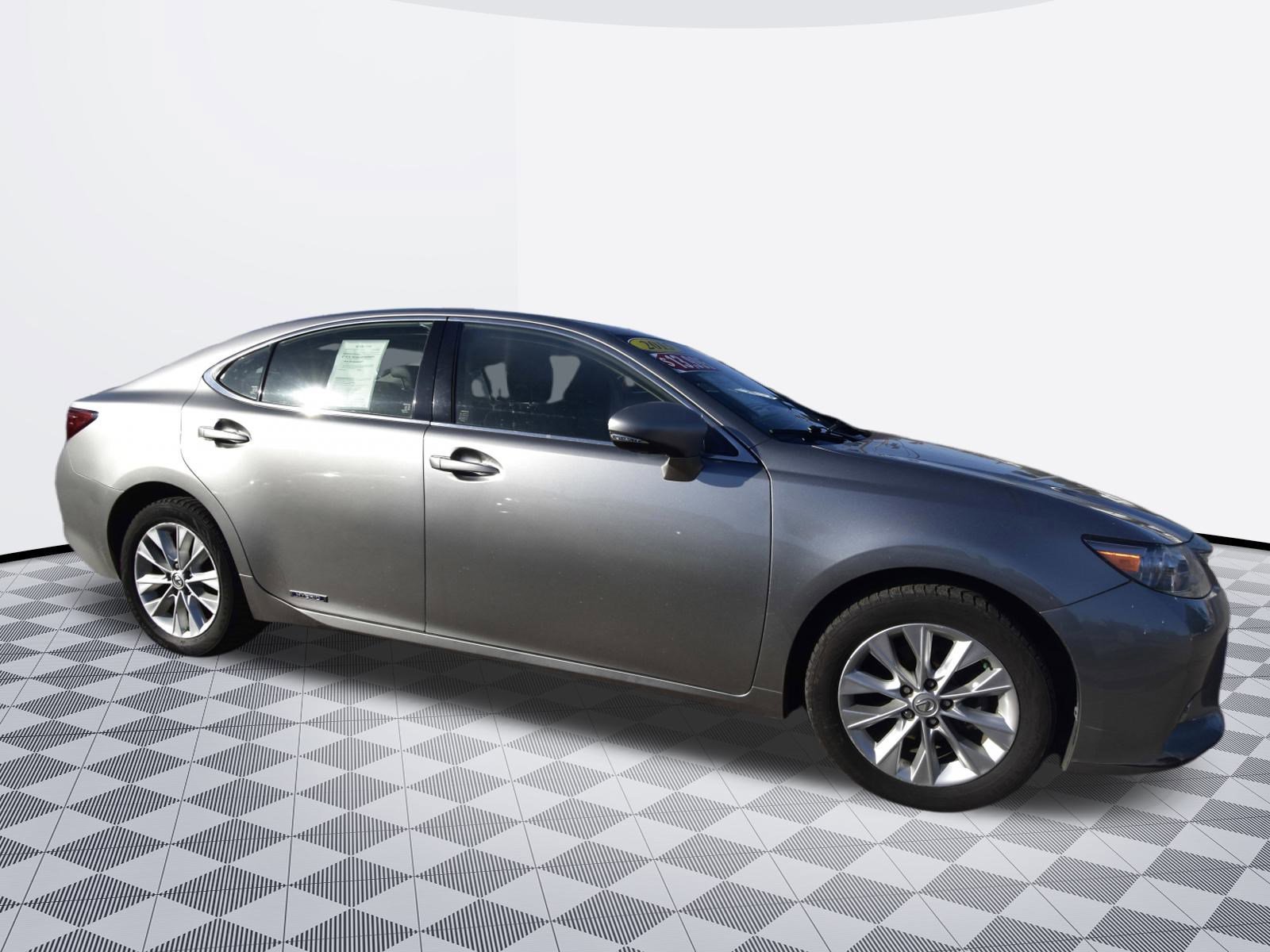 Used 2015 Lexus ES 300h w/ Navigation System Package image 5