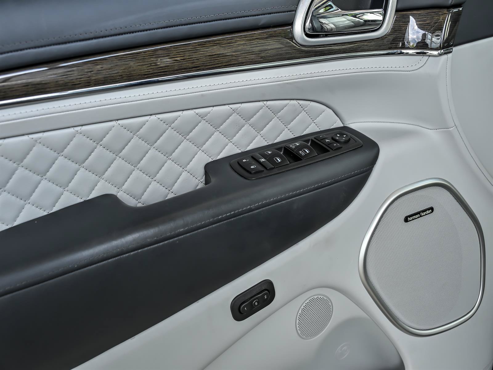Used 2019 Jeep Grand Cherokee Summit AWD/4WD image 9