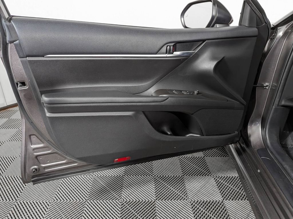 Used 2022 Toyota Camry SE image 11