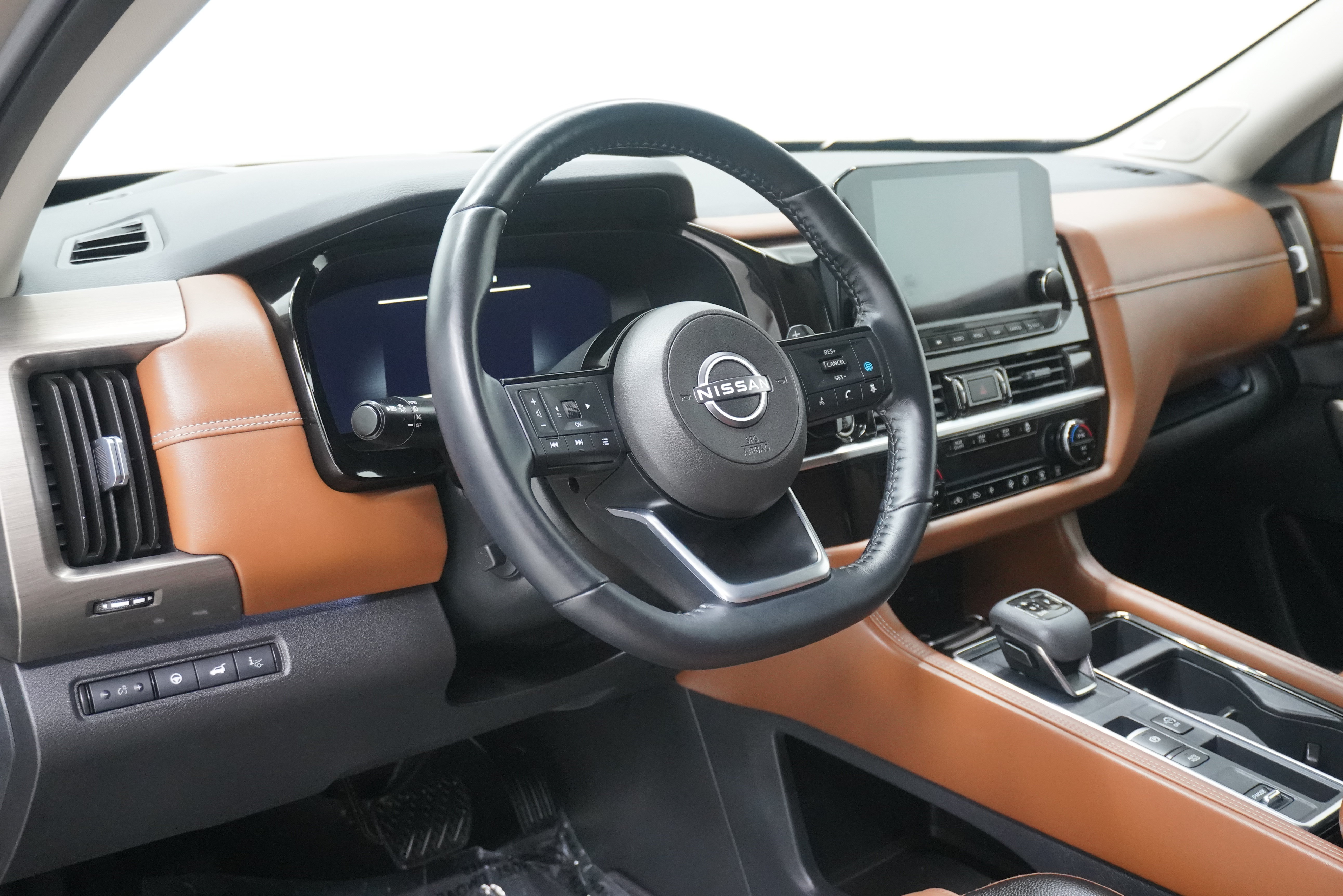 Used 2023 Nissan Pathfinder Platinum FWD image 10