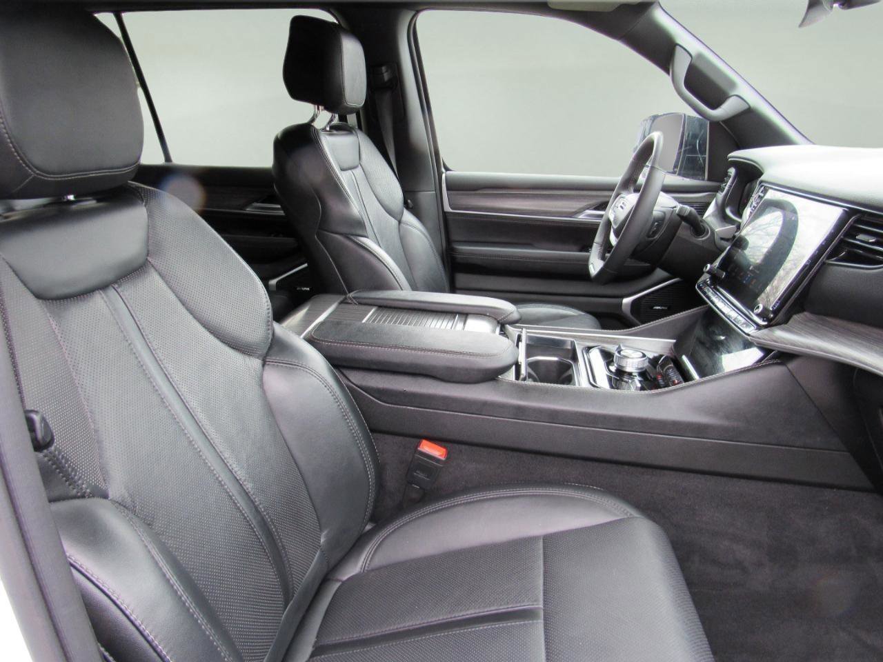 Used 2024 Jeep Wagoneer Series III AWD/4WD image 34