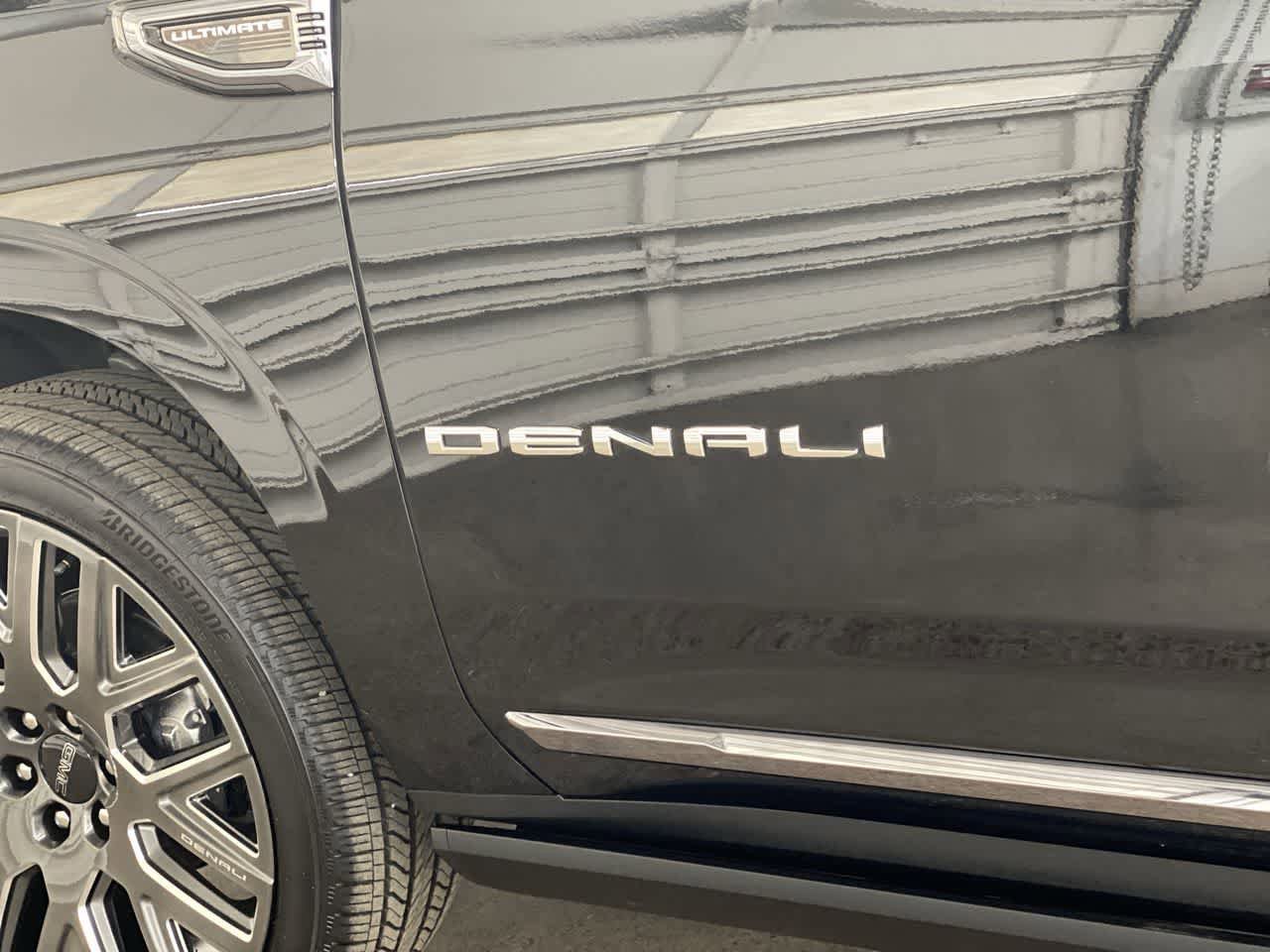 Used 2025 GMC Yukon Denali Ultimate w/ LPO, Floor Liner Package AWD/4WD image 10