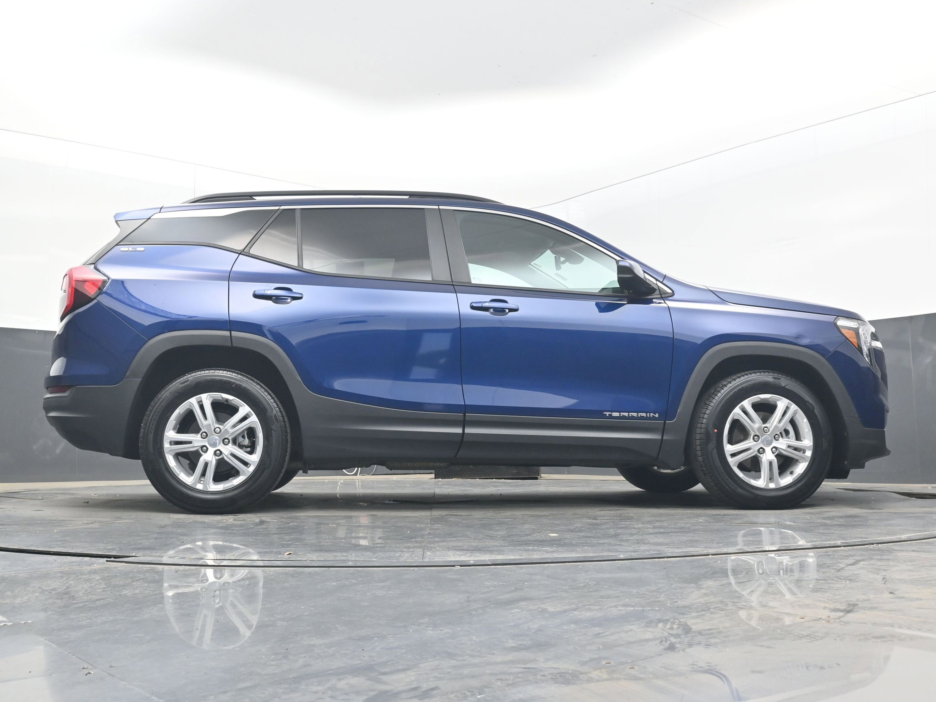 Certified 2022 GMC Terrain SLE w/ Driver Convenience Package FWD image 30