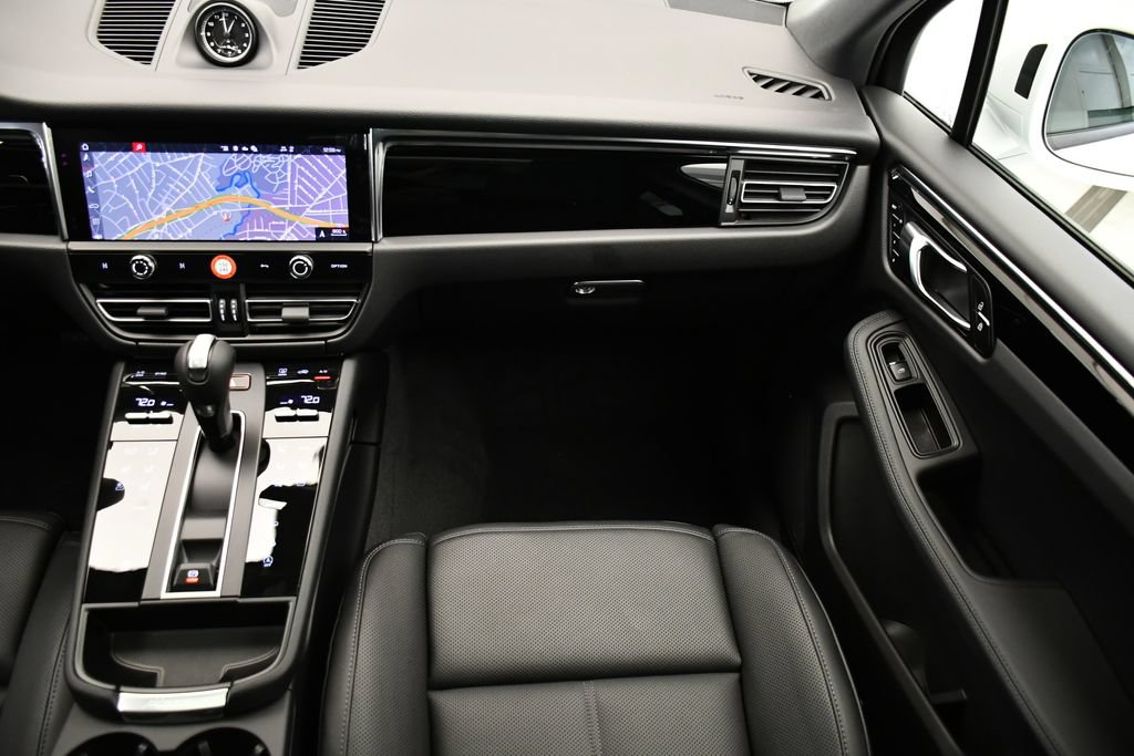 Certified 2026 Porsche Macan AWD/4WD image 25