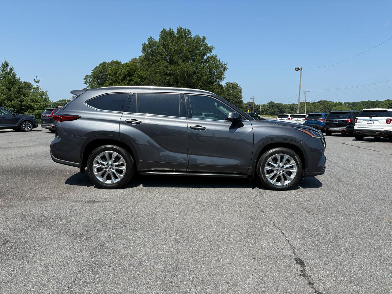Used 2021 Toyota Highlander Limited FWD image 8