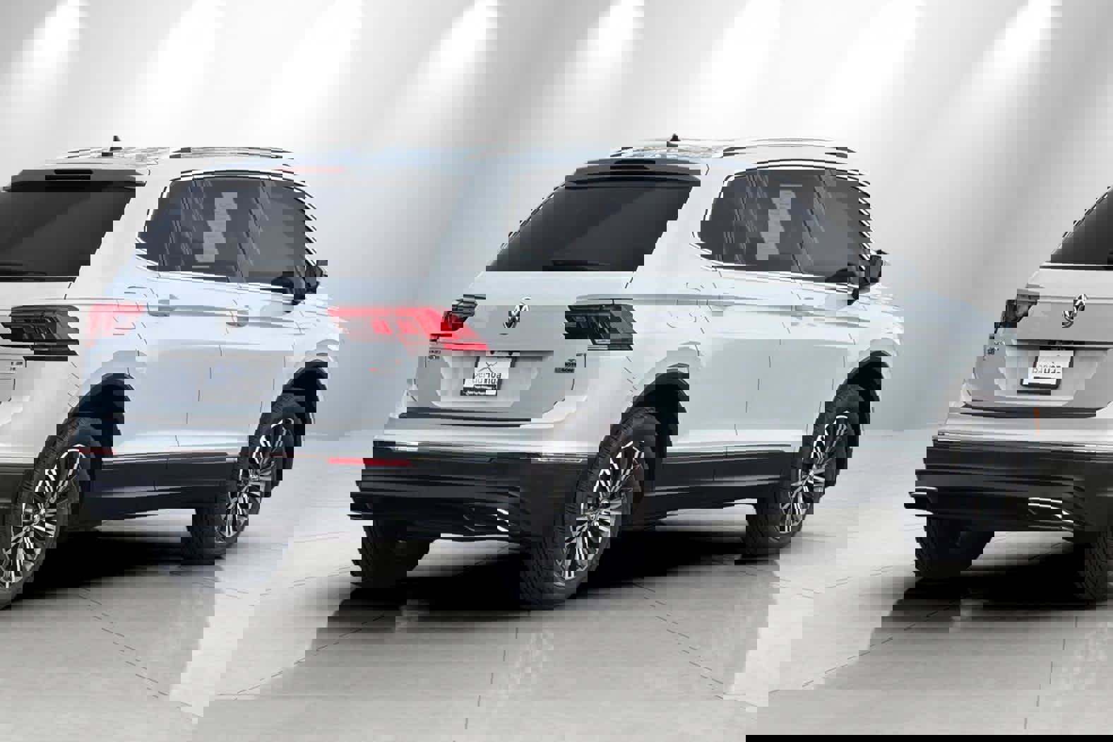 Used 2018 Volkswagen Tiguan SEL image 2