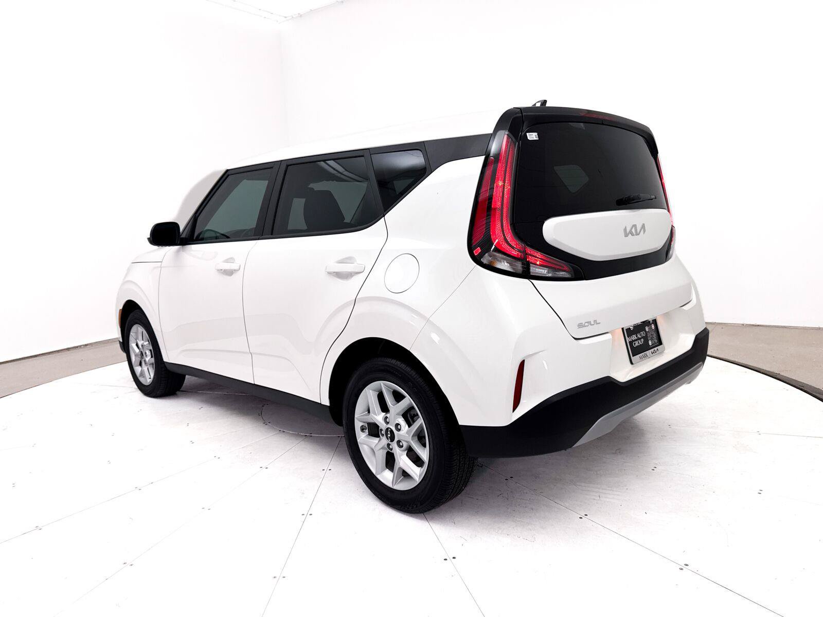 Used 2025 Kia Soul LX w/ LX Technology Package FWD image 15
