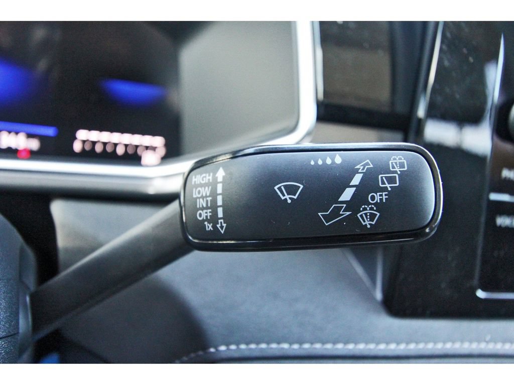 Certified 2025 Volkswagen Taos SE FWD image 20