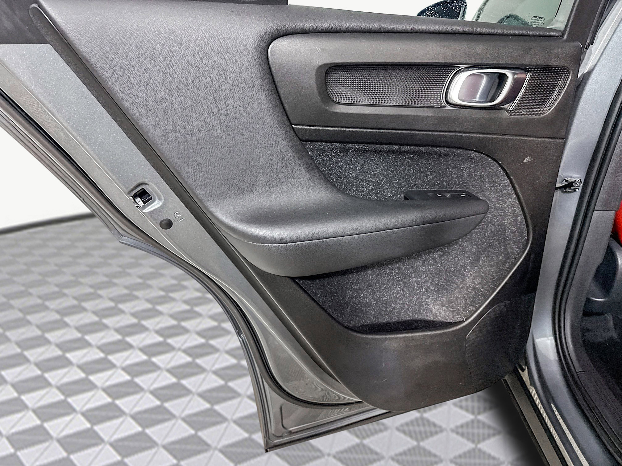 Used 2019 Volvo XC40 T4 Momentum image 26