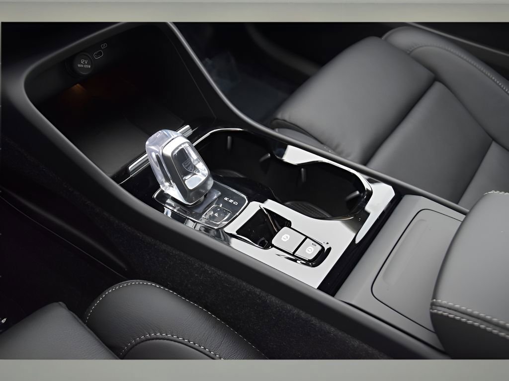 Certified 2025 Volvo XC40 B5 Ultra w/ Protection Package Premier image 30