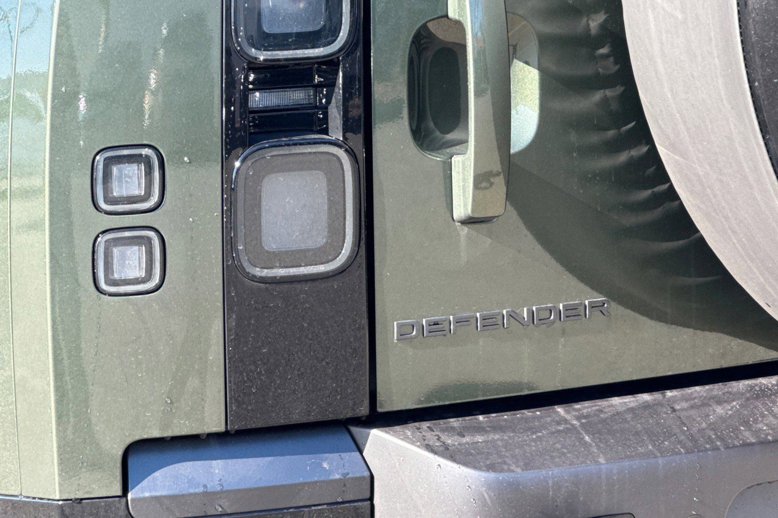 New 2026 Land Rover Defender 130 X-Dynamic SE image 21