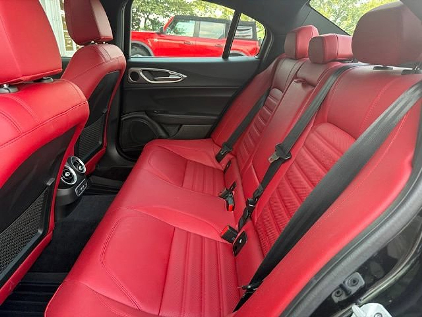 Used 2025 Alfa Romeo Giulia AWD w/ Veloce Package AWD image 27