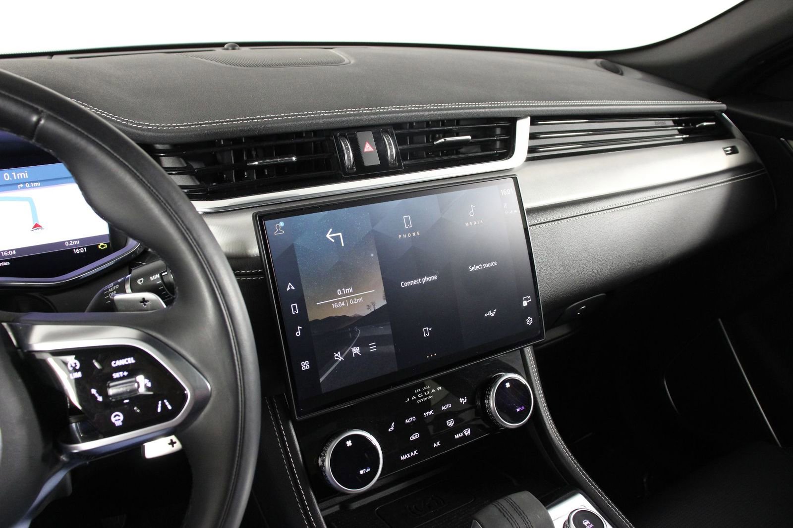 Used 2024 Jaguar F-PACE R-Dynamic S image 9