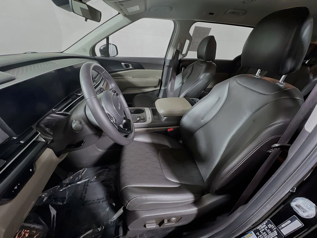 Used 2025 Kia Carnival FWD image 18