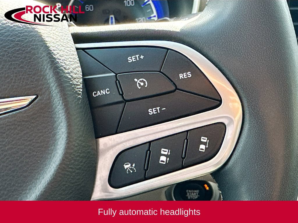 Used 2023 Chrysler Pacifica Touring-L FWD image 11