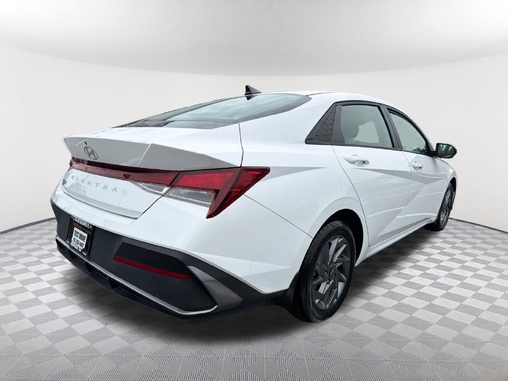 Used 2024 Hyundai Elantra SEL FWD image 5