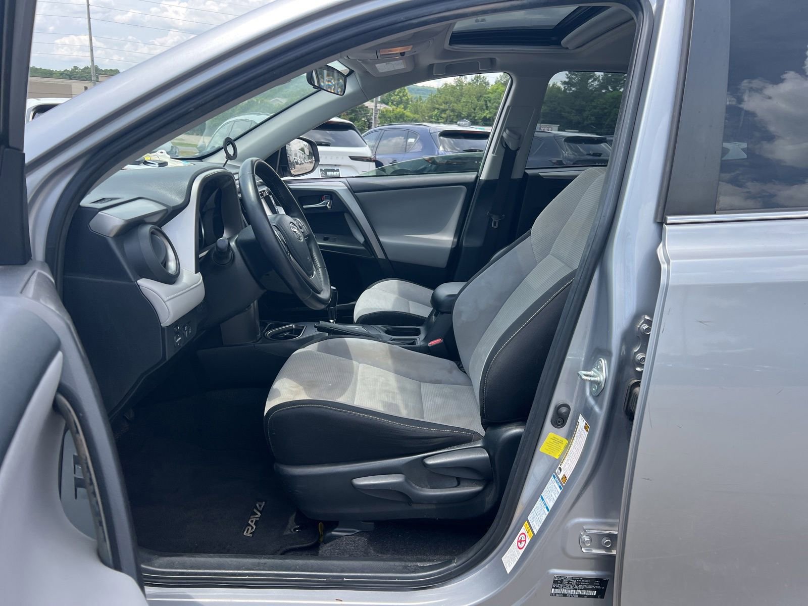 Used 2017 Toyota RAV4 XLE AWD/4WD image 25