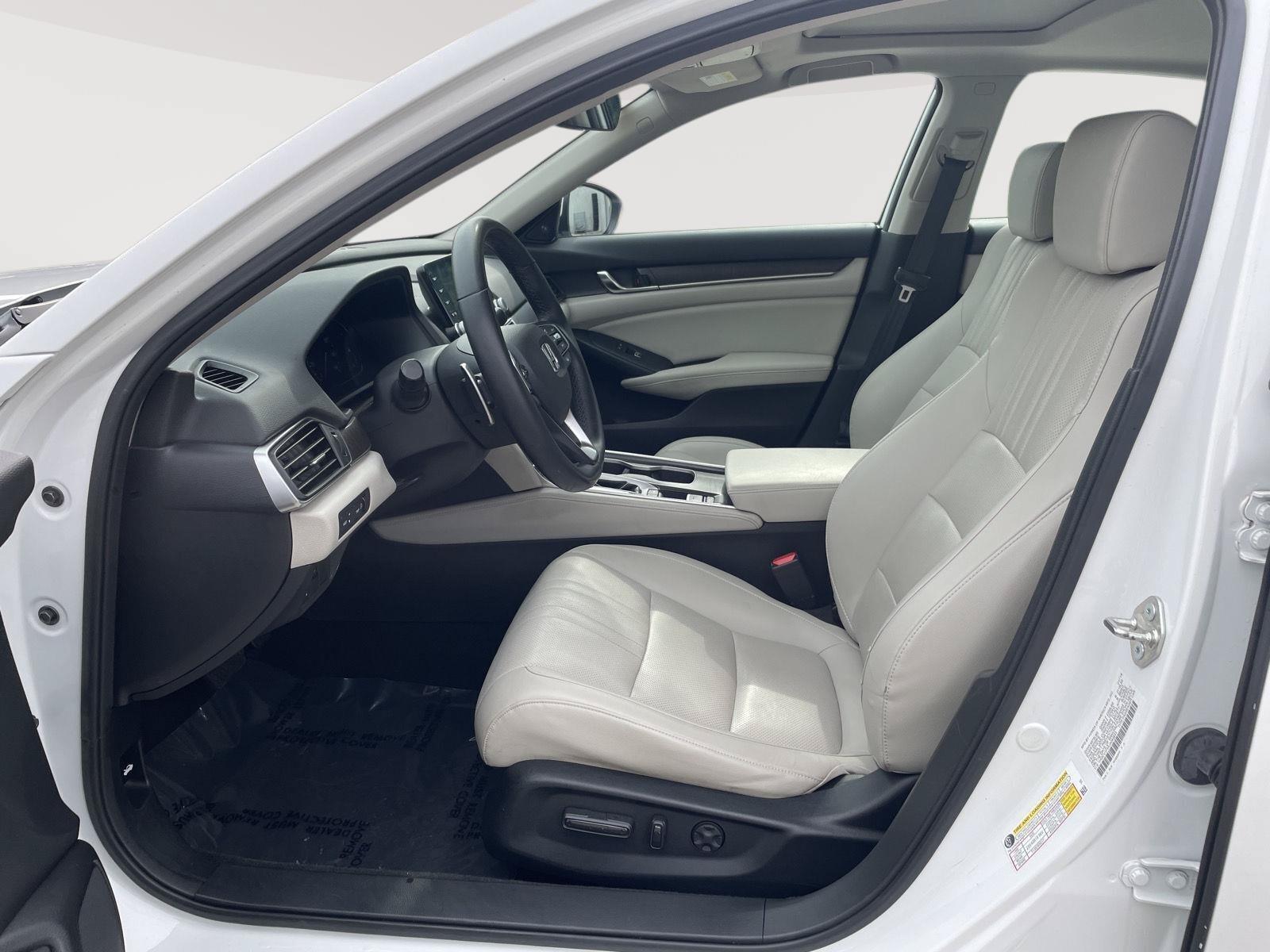 Used 2018 Honda Accord Touring image 3