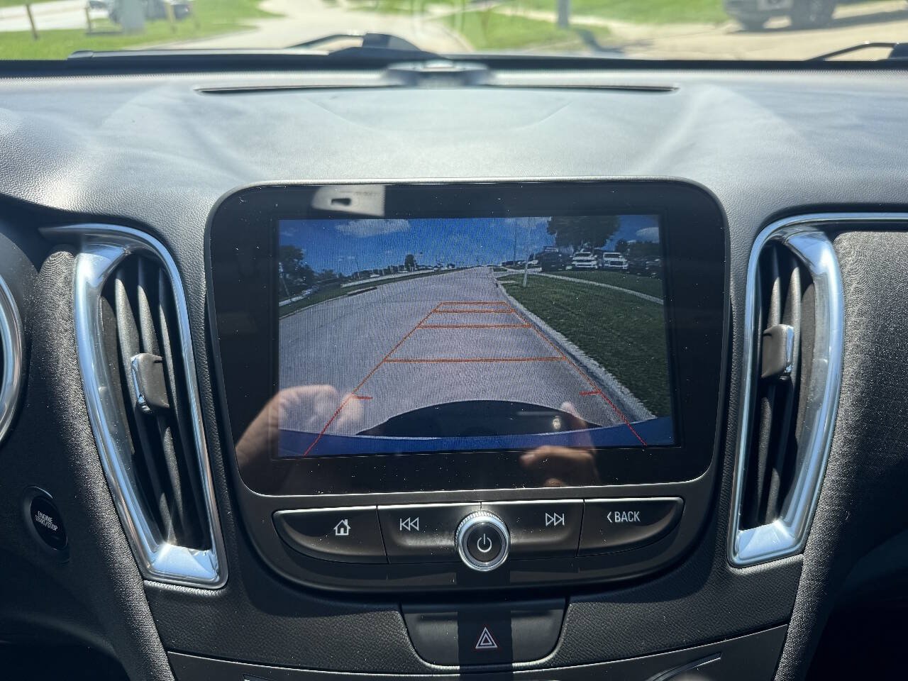 Used 2017 Chevrolet Malibu LT FWD image 18