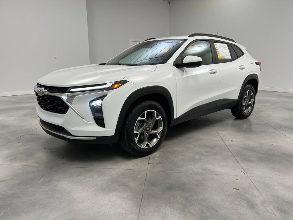 Used 2025 Chevrolet Trax LT FWD image 4