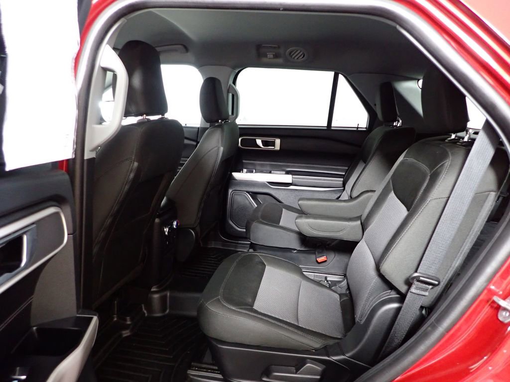 Used 2023 Ford Explorer XLT AWD/4WD image 32