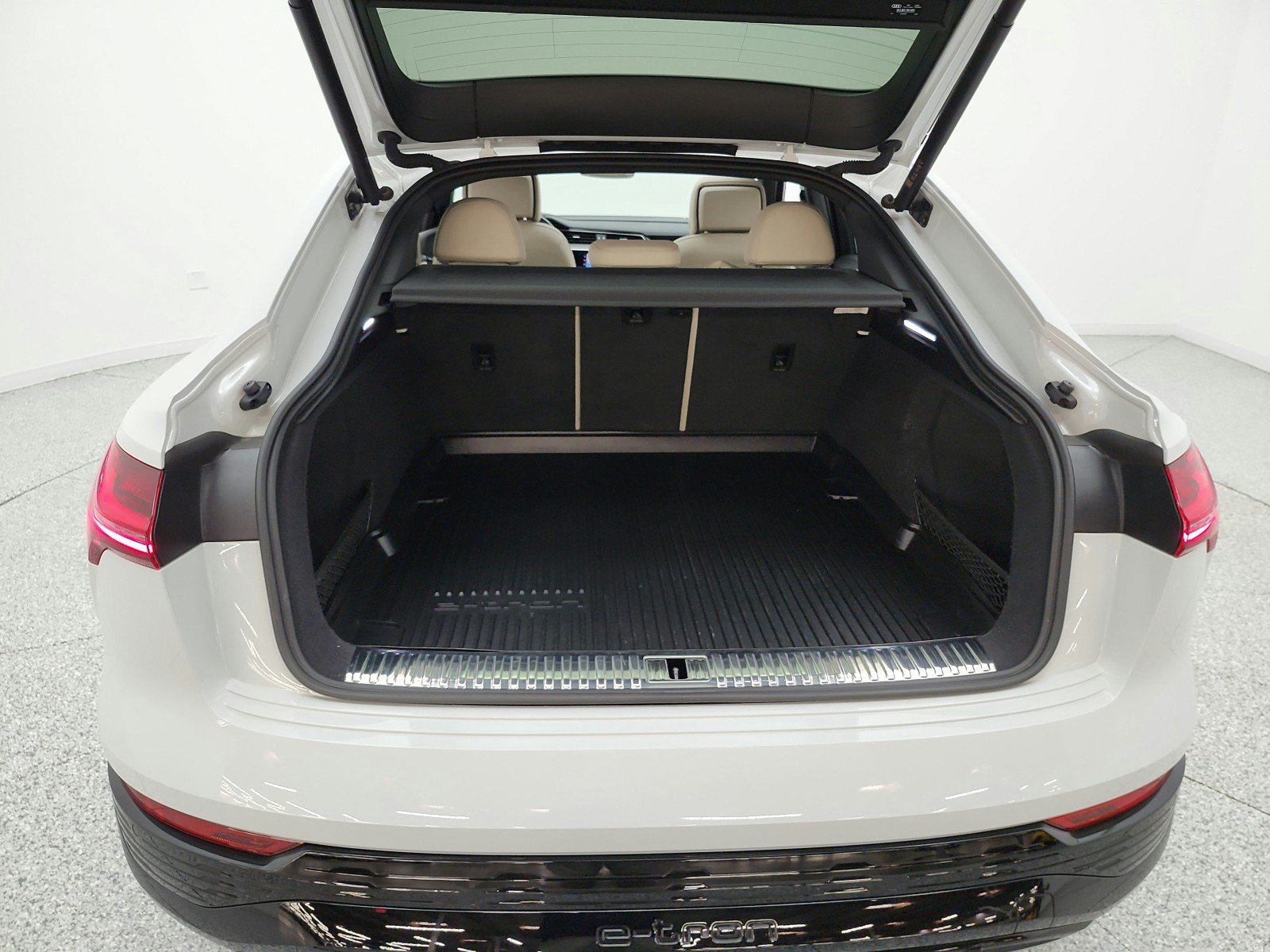 Used 2024 Audi Q8 e-tron Premium AWD/4WD image 21
