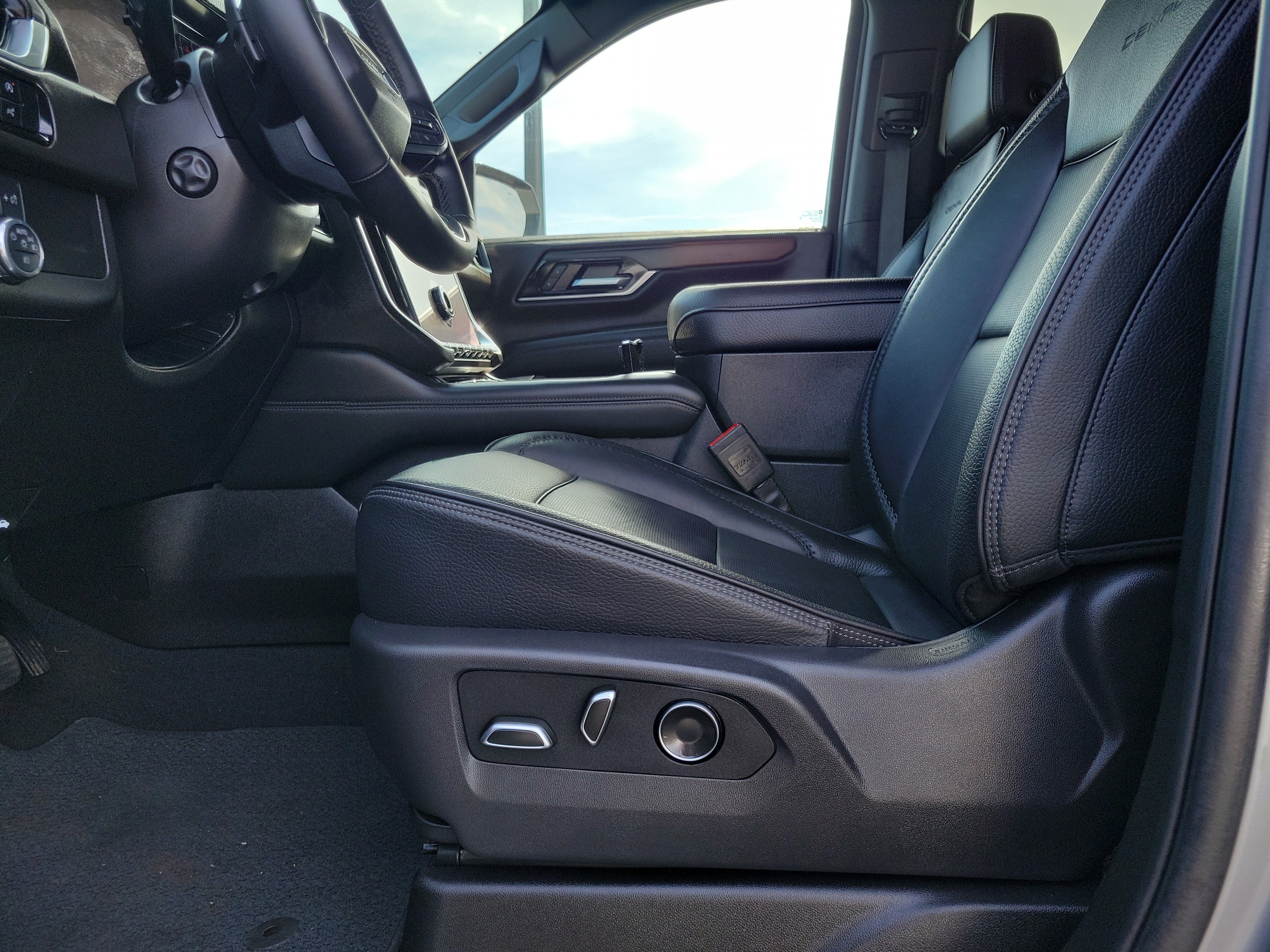 Used 2025 GMC Yukon Denali AWD/4WD image 16