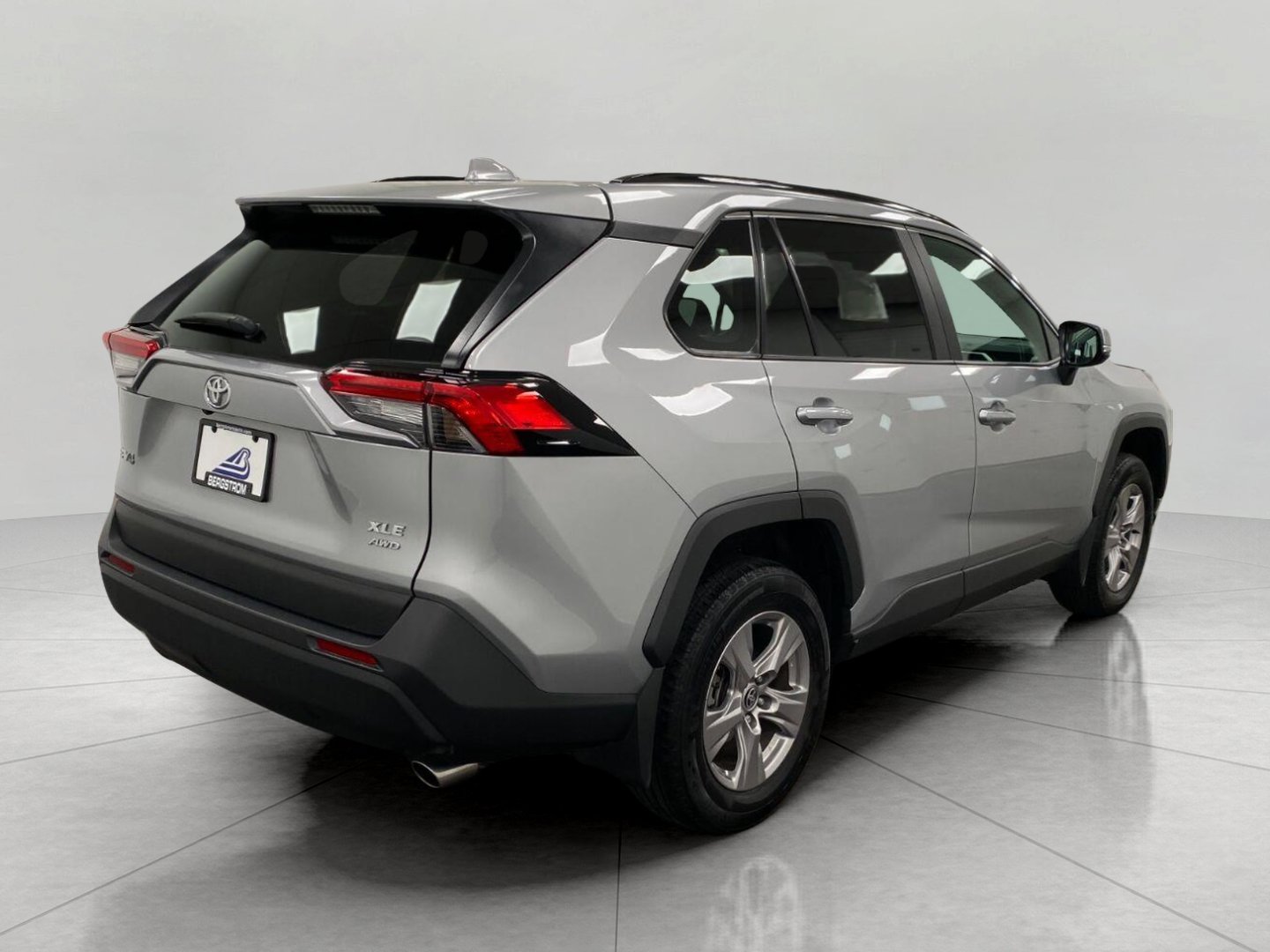 Used 2025 Toyota RAV4 XLE AWD/4WD image 4