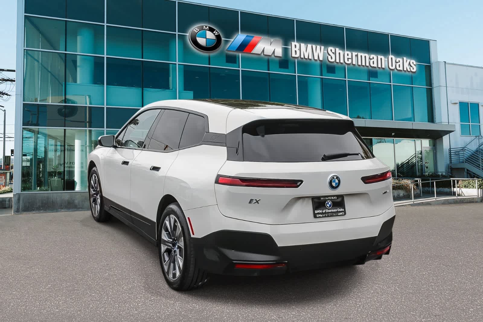 Certified 2023 BMW iX xDrive50 w/ Convenience Package AWD/4WD image 6