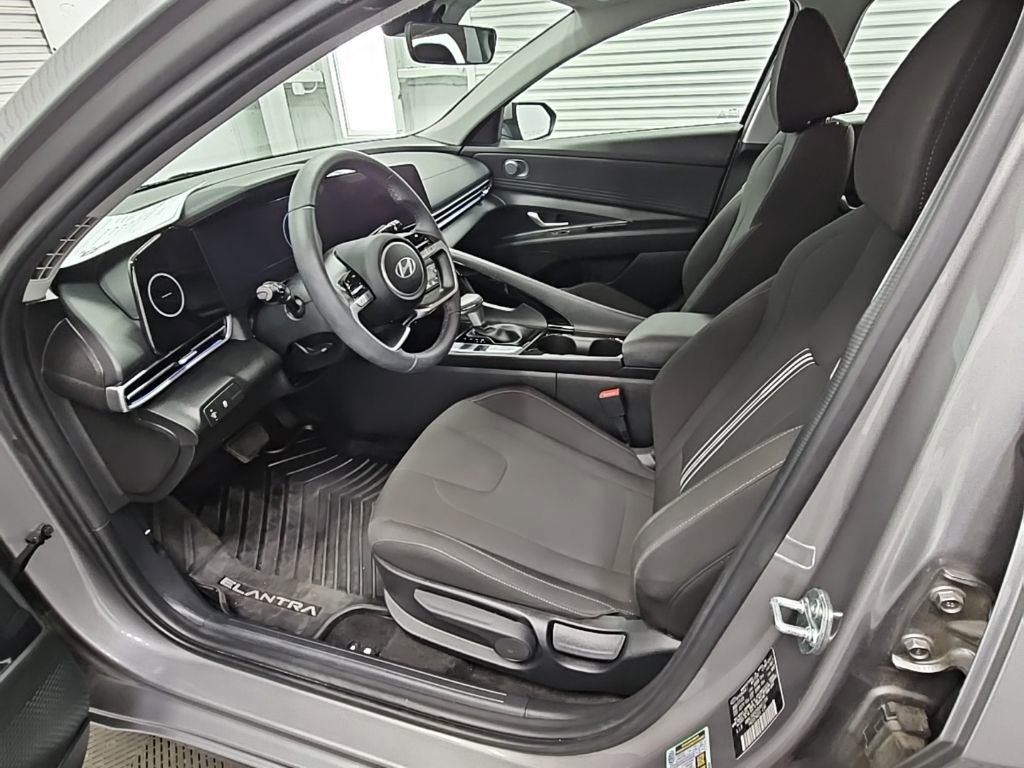 Used 2024 Hyundai Elantra SEL w/ Convenience Package image 11
