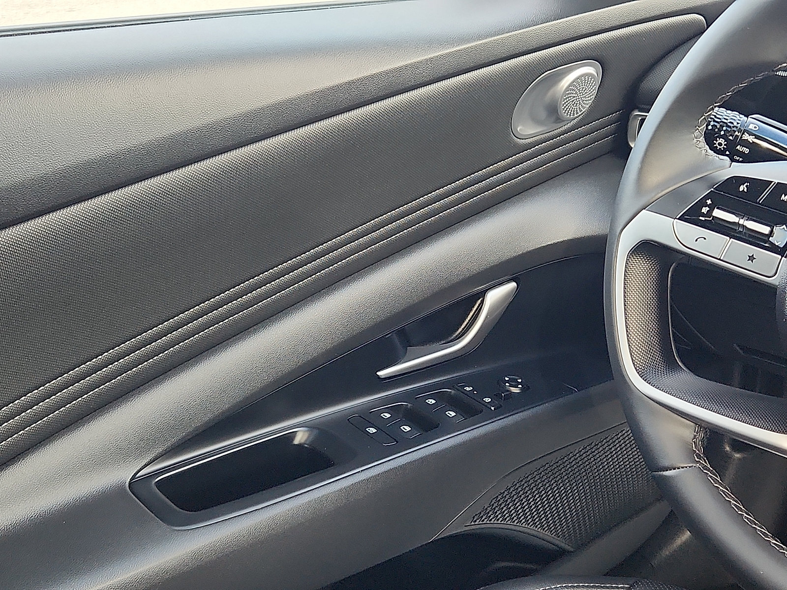 Certified 2025 Hyundai Elantra Limited FWD image 11