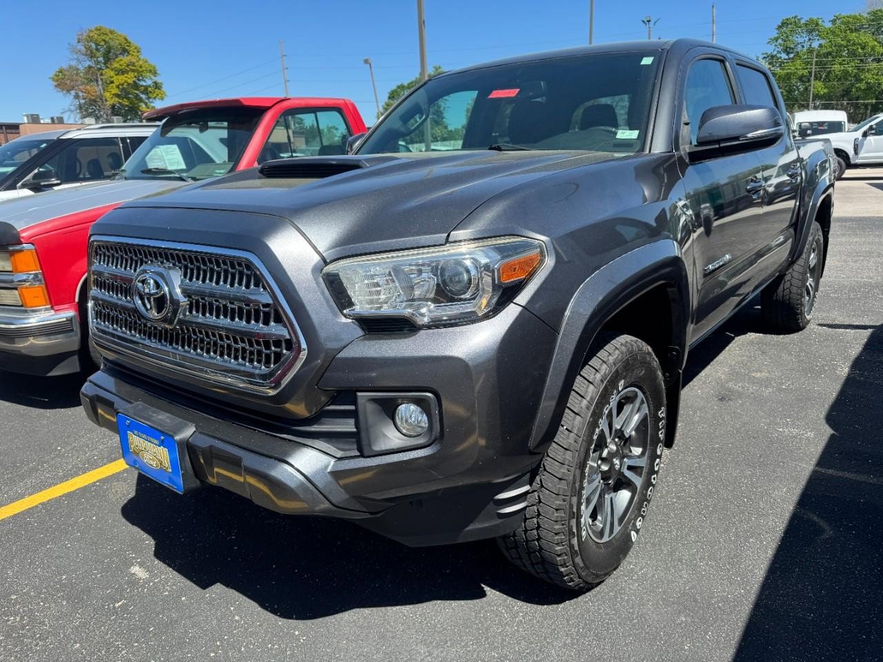 Used 2016 Toyota Tacoma TRD Sport w/ Towing Package AWD/4WD image 10