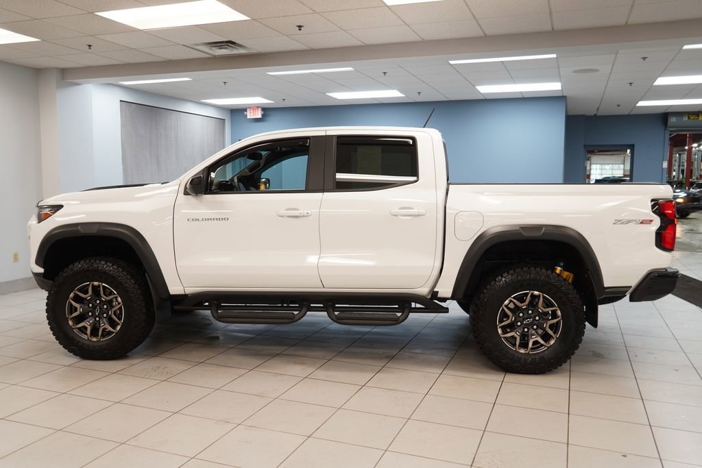 Used 2025 Chevrolet Colorado ZR2 w/ Technology Package AWD/4WD image 2