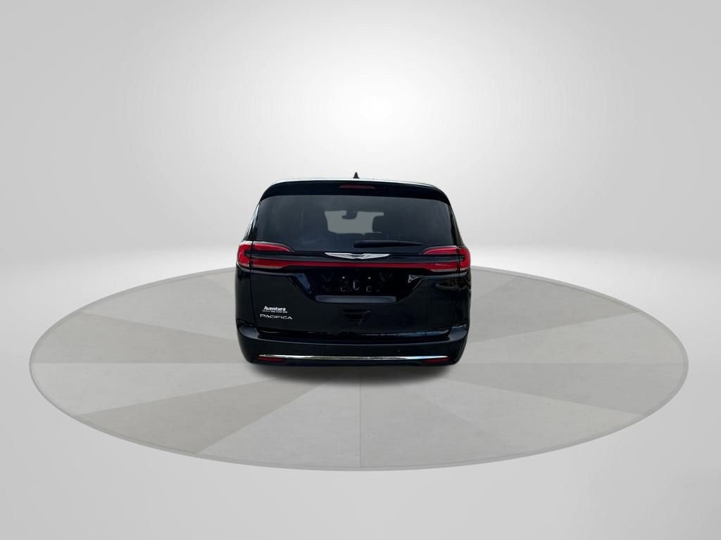 Used 2024 Chrysler Pacifica Touring-L FWD image 5