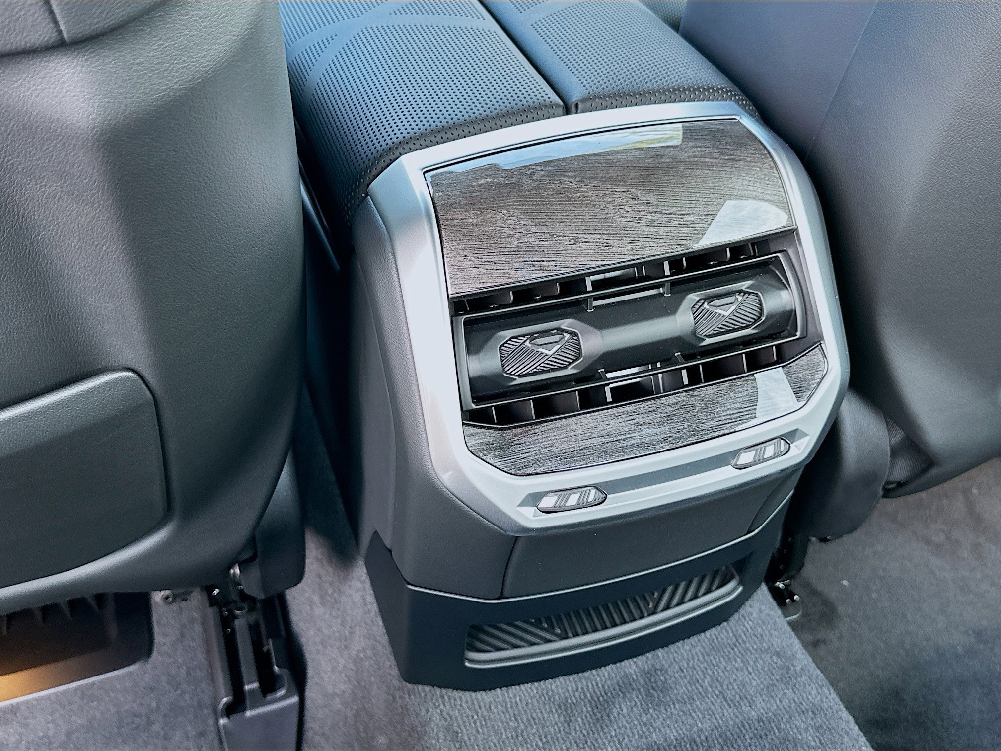 New 2026 BMW 750e xDrive w/ Premium Package image 19