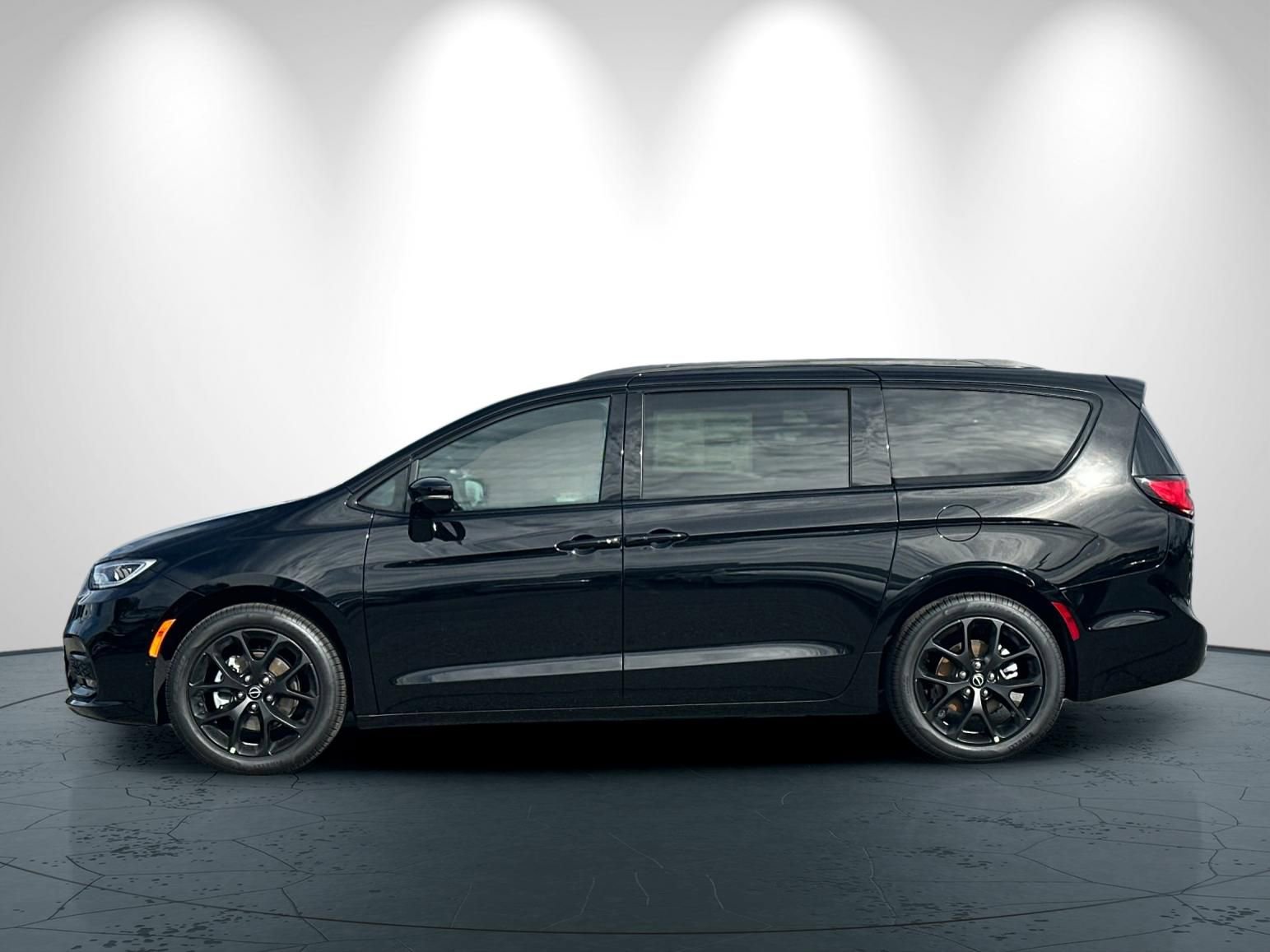 New 2026 Chrysler Pacifica Select image 4